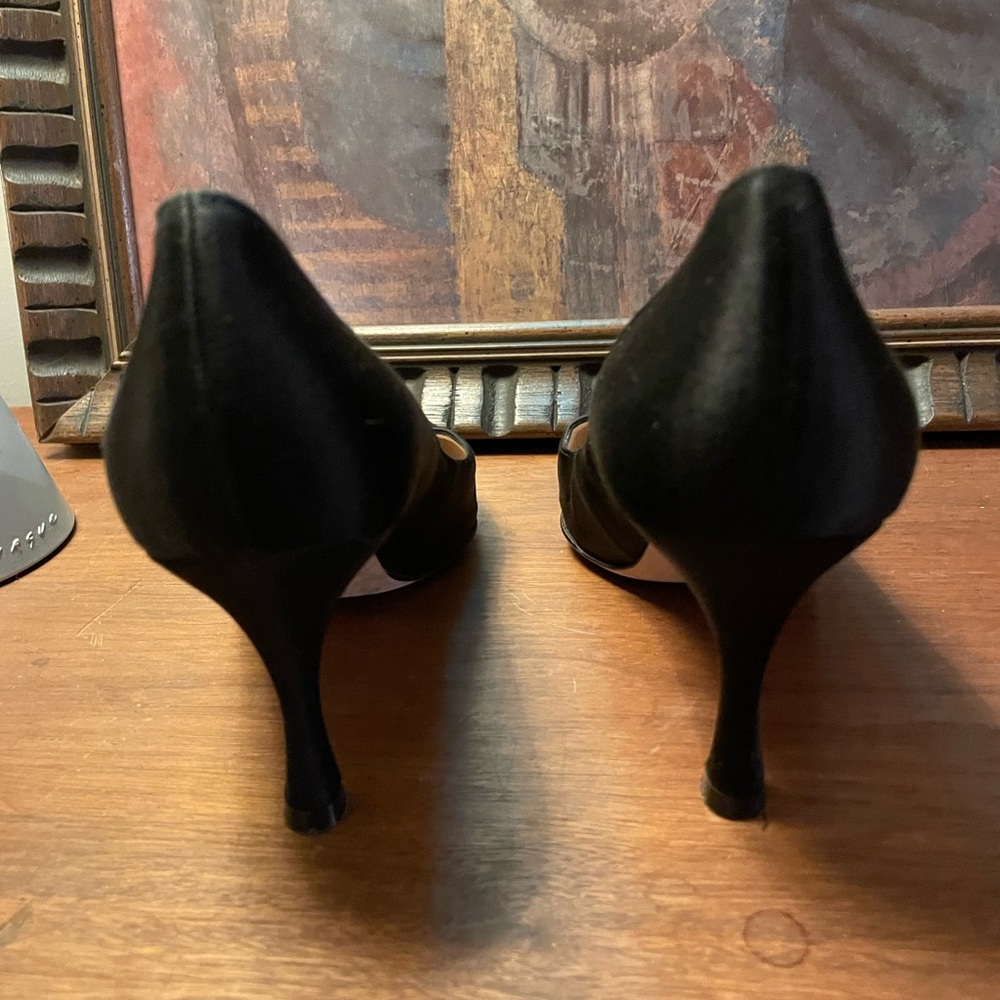 MANOLO BLAHNIK BLACK SATIN SEMI-ROUND TOE HEEL PUMP - Picture 4 of 11